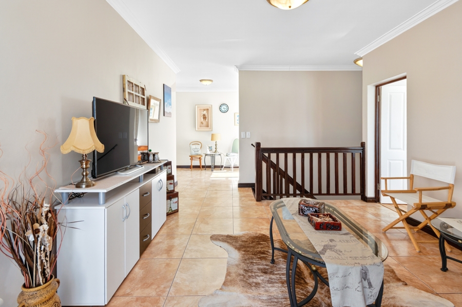 5 Bedroom Property for Sale in Mountainside Western Cape